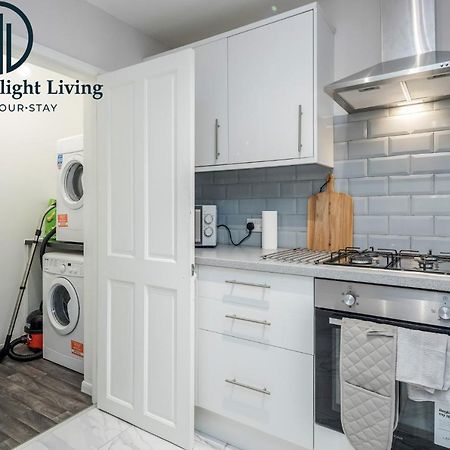 Dwellers Delight Living Ltd Serviced Accommodation Fabulous House 3 Bedroom, Hainault Prime Location ,Greater London With Parking & Wifi, 2 Bathroom, Garden Chigwell Extérieur photo