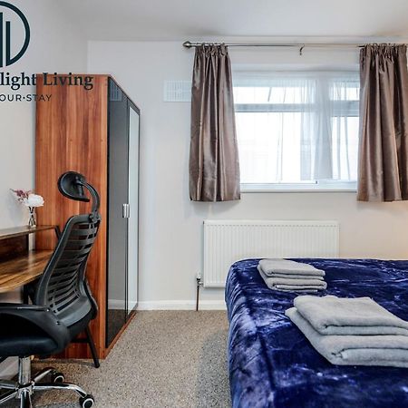 Dwellers Delight Living Ltd Serviced Accommodation Fabulous House 3 Bedroom, Hainault Prime Location ,Greater London With Parking & Wifi, 2 Bathroom, Garden Chigwell Extérieur photo