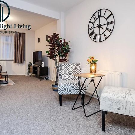 Dwellers Delight Living Ltd Serviced Accommodation Fabulous House 3 Bedroom, Hainault Prime Location ,Greater London With Parking & Wifi, 2 Bathroom, Garden Chigwell Extérieur photo