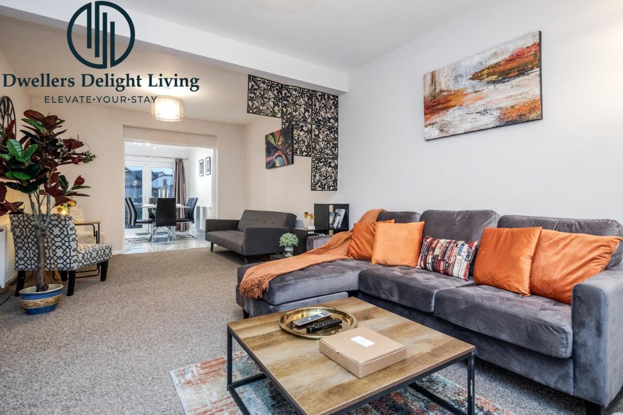 Dwellers Delight Living Ltd Serviced Accommodation Fabulous House 3 Bedroom, Hainault Prime Location ,Greater London With Parking & Wifi, 2 Bathroom, Garden Chigwell Extérieur photo