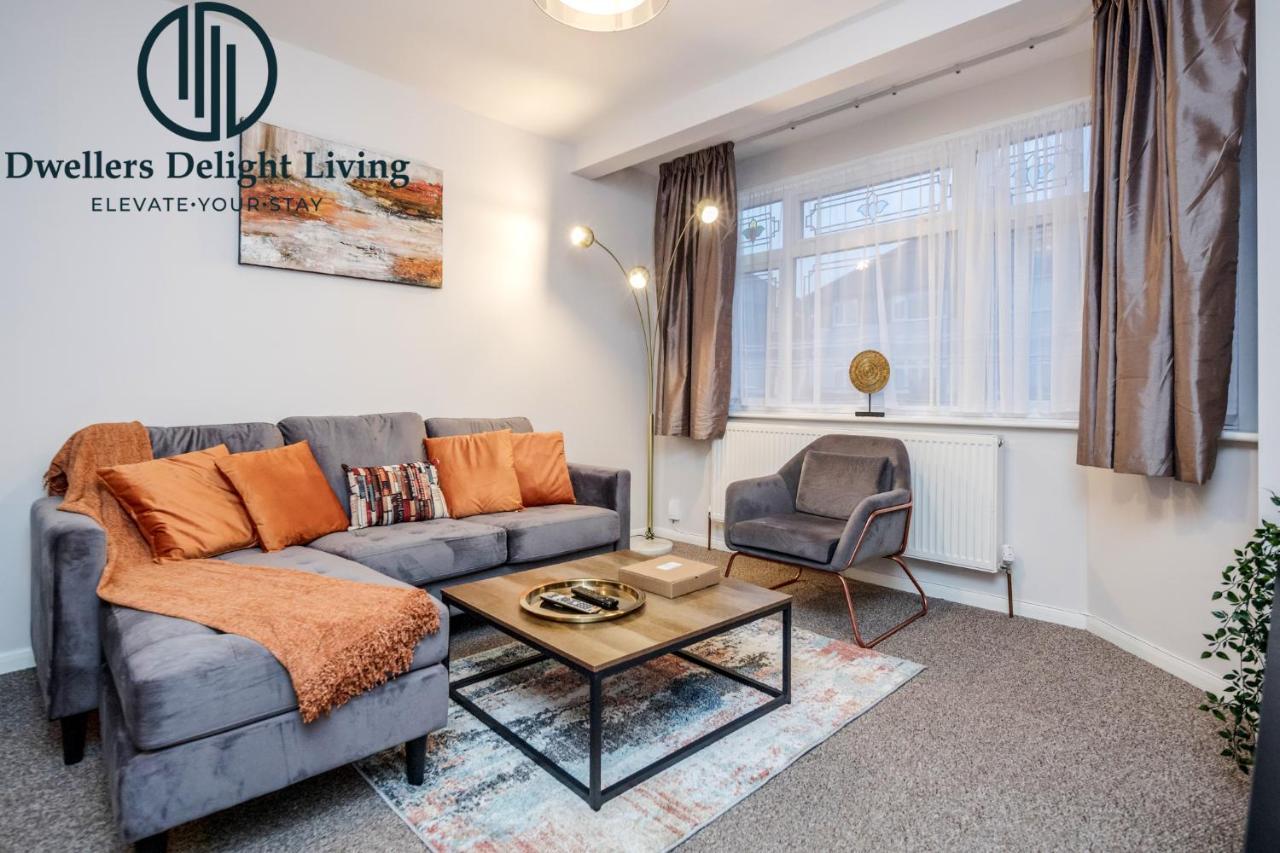 Dwellers Delight Living Ltd Serviced Accommodation Fabulous House 3 Bedroom, Hainault Prime Location ,Greater London With Parking & Wifi, 2 Bathroom, Garden Chigwell Extérieur photo