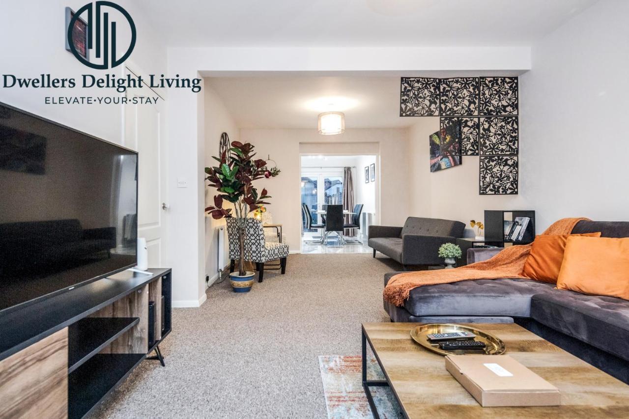 Dwellers Delight Living Ltd Serviced Accommodation Fabulous House 3 Bedroom, Hainault Prime Location ,Greater London With Parking & Wifi, 2 Bathroom, Garden Chigwell Extérieur photo