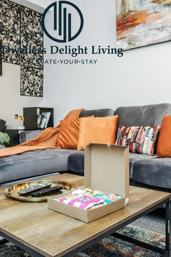 Dwellers Delight Living Ltd Serviced Accommodation Fabulous House 3 Bedroom, Hainault Prime Location ,Greater London With Parking & Wifi, 2 Bathroom, Garden Chigwell Extérieur photo
