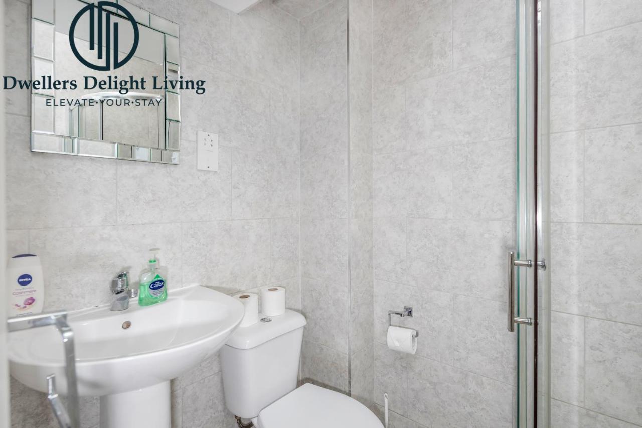 Dwellers Delight Living Ltd Serviced Accommodation Fabulous House 3 Bedroom, Hainault Prime Location ,Greater London With Parking & Wifi, 2 Bathroom, Garden Chigwell Extérieur photo