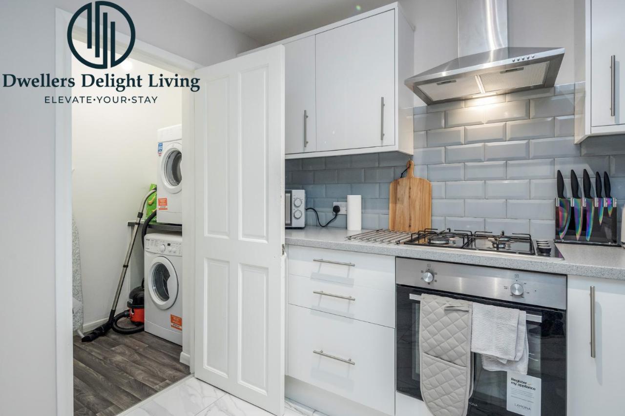 Dwellers Delight Living Ltd Serviced Accommodation Fabulous House 3 Bedroom, Hainault Prime Location ,Greater London With Parking & Wifi, 2 Bathroom, Garden Chigwell Extérieur photo