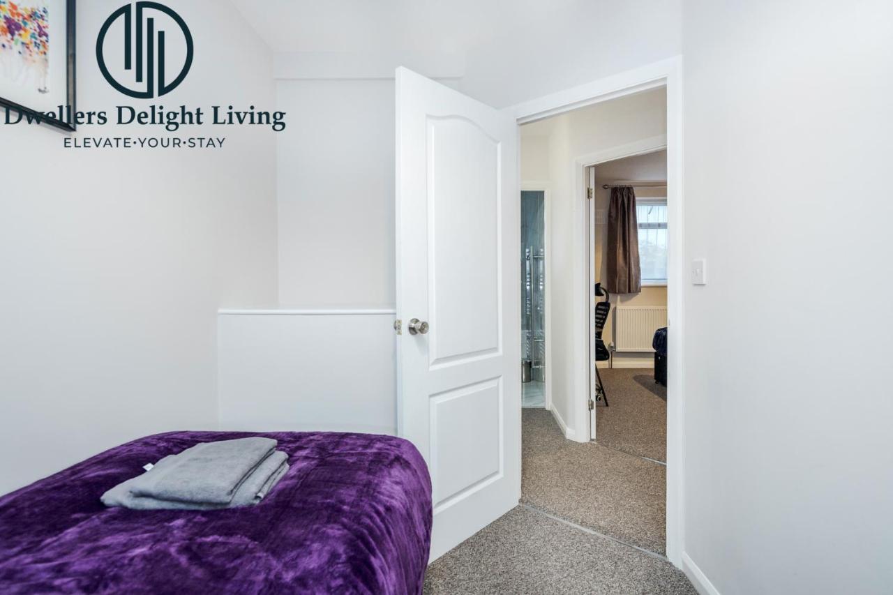 Dwellers Delight Living Ltd Serviced Accommodation Fabulous House 3 Bedroom, Hainault Prime Location ,Greater London With Parking & Wifi, 2 Bathroom, Garden Chigwell Extérieur photo