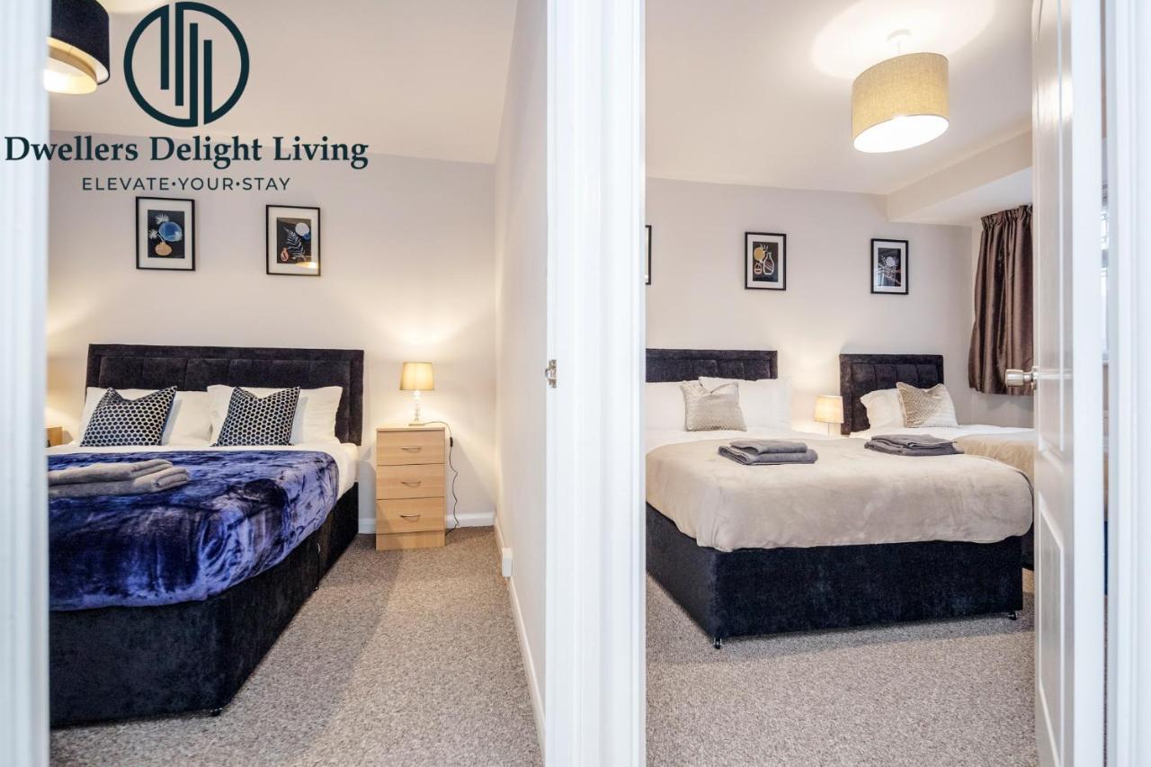 Dwellers Delight Living Ltd Serviced Accommodation Fabulous House 3 Bedroom, Hainault Prime Location ,Greater London With Parking & Wifi, 2 Bathroom, Garden Chigwell Extérieur photo
