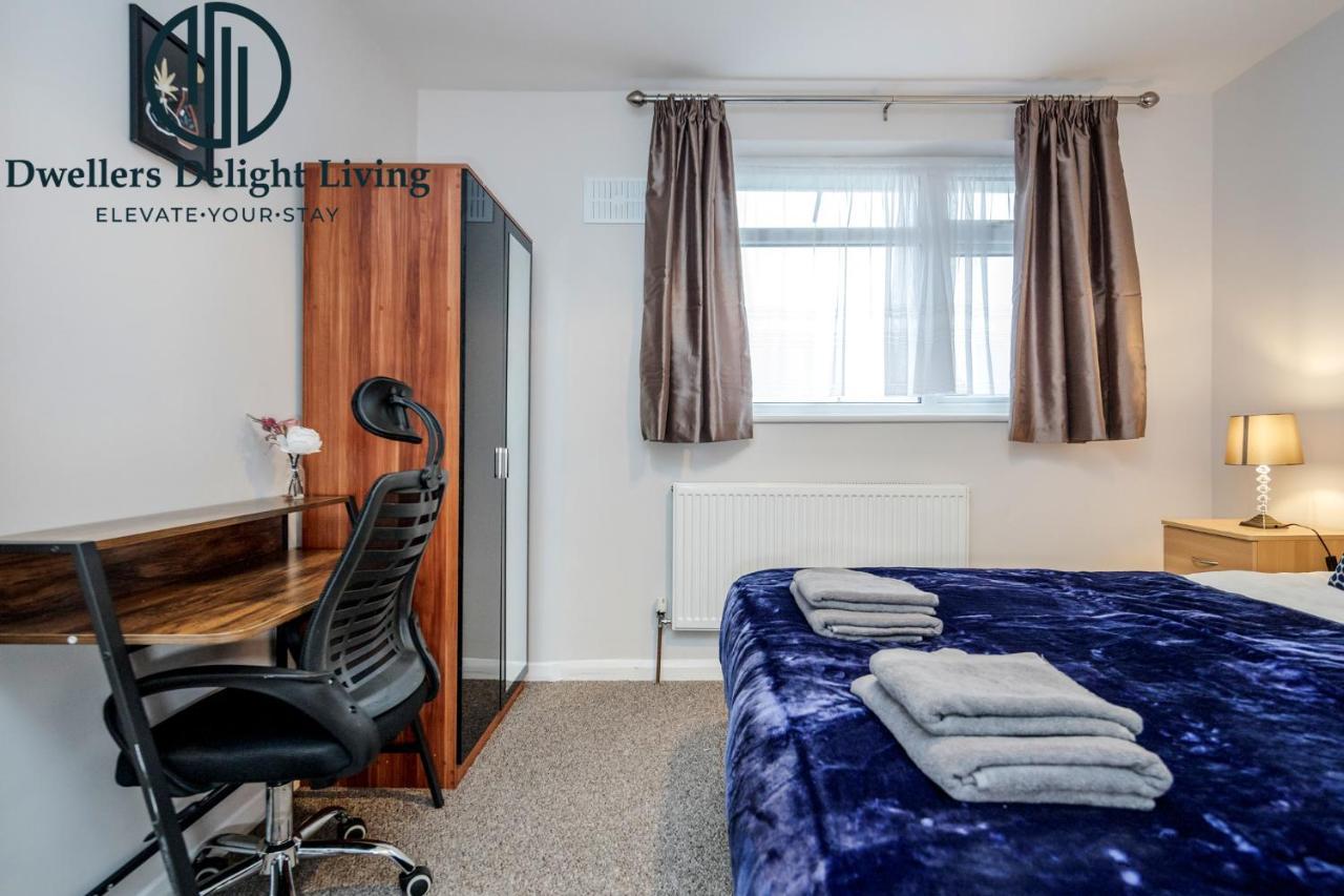 Dwellers Delight Living Ltd Serviced Accommodation Fabulous House 3 Bedroom, Hainault Prime Location ,Greater London With Parking & Wifi, 2 Bathroom, Garden Chigwell Extérieur photo