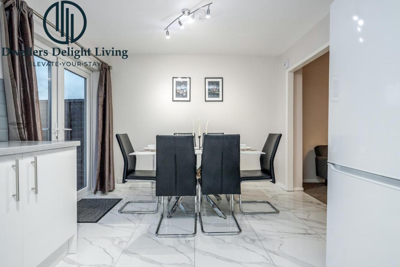 Dwellers Delight Living Ltd Serviced Accommodation Fabulous House 3 Bedroom, Hainault Prime Location ,Greater London With Parking & Wifi, 2 Bathroom, Garden Chigwell Extérieur photo