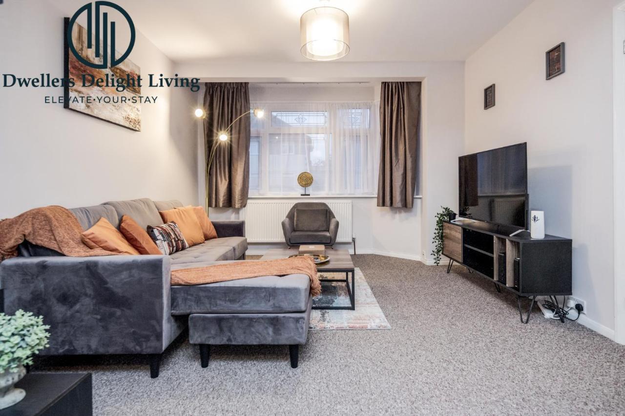 Dwellers Delight Living Ltd Serviced Accommodation Fabulous House 3 Bedroom, Hainault Prime Location ,Greater London With Parking & Wifi, 2 Bathroom, Garden Chigwell Extérieur photo
