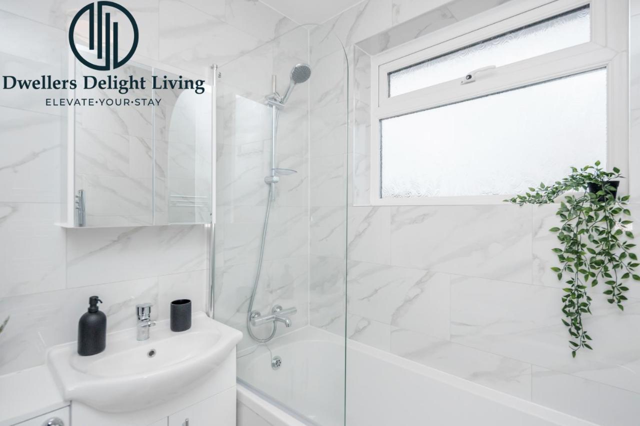 Dwellers Delight Living Ltd Serviced Accommodation Fabulous House 3 Bedroom, Hainault Prime Location ,Greater London With Parking & Wifi, 2 Bathroom, Garden Chigwell Extérieur photo
