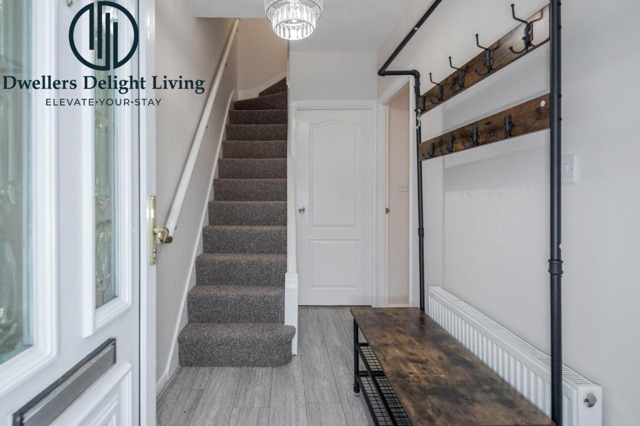 Dwellers Delight Living Ltd Serviced Accommodation Fabulous House 3 Bedroom, Hainault Prime Location ,Greater London With Parking & Wifi, 2 Bathroom, Garden Chigwell Extérieur photo