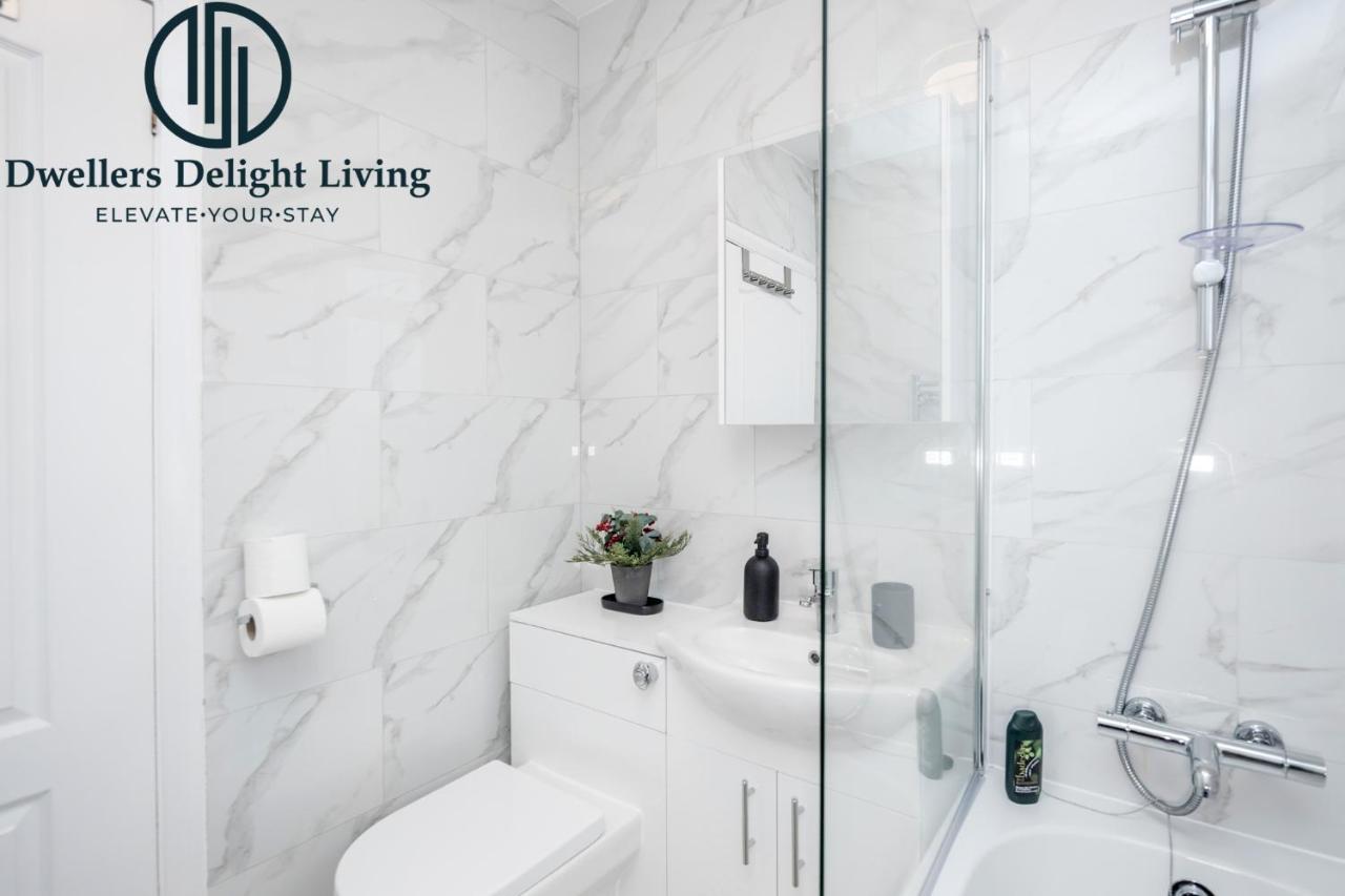 Dwellers Delight Living Ltd Serviced Accommodation Fabulous House 3 Bedroom, Hainault Prime Location ,Greater London With Parking & Wifi, 2 Bathroom, Garden Chigwell Extérieur photo