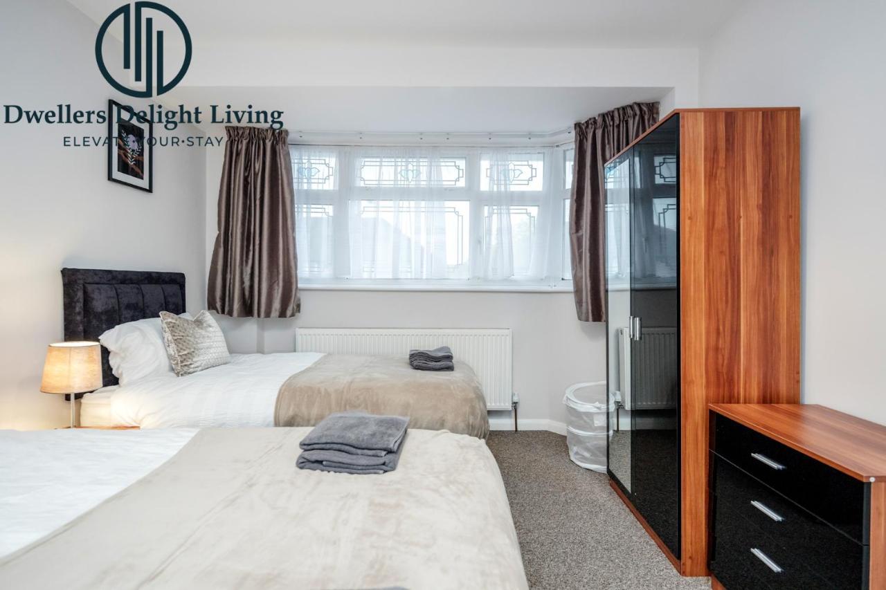 Dwellers Delight Living Ltd Serviced Accommodation Fabulous House 3 Bedroom, Hainault Prime Location ,Greater London With Parking & Wifi, 2 Bathroom, Garden Chigwell Extérieur photo