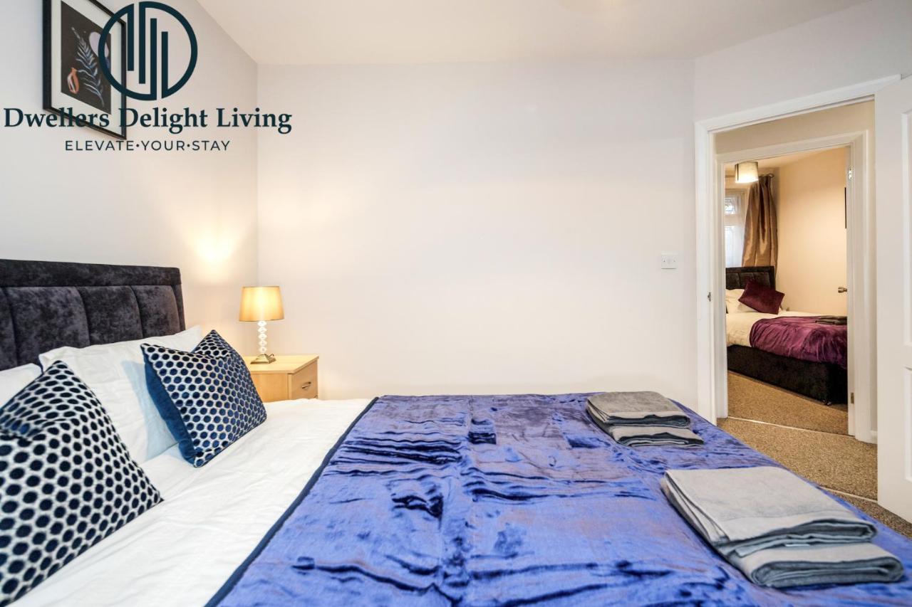 Dwellers Delight Living Ltd Serviced Accommodation Fabulous House 3 Bedroom, Hainault Prime Location ,Greater London With Parking & Wifi, 2 Bathroom, Garden Chigwell Extérieur photo