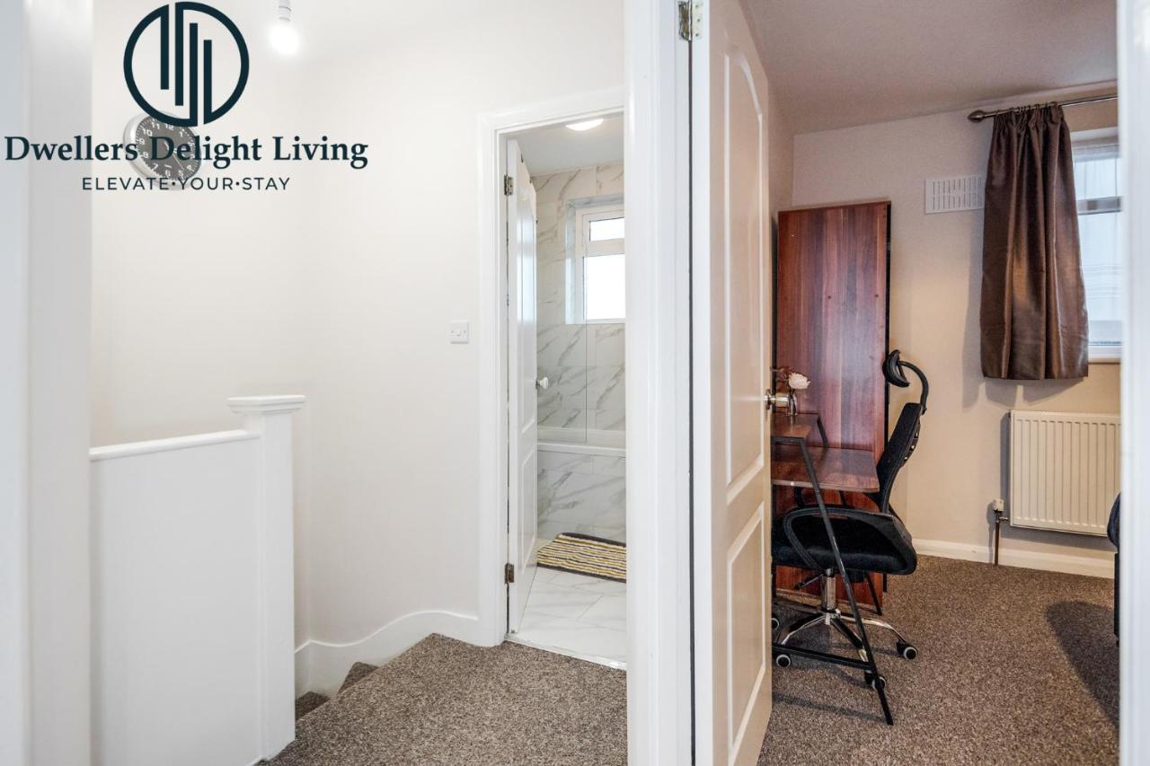 Dwellers Delight Living Ltd Serviced Accommodation Fabulous House 3 Bedroom, Hainault Prime Location ,Greater London With Parking & Wifi, 2 Bathroom, Garden Chigwell Extérieur photo