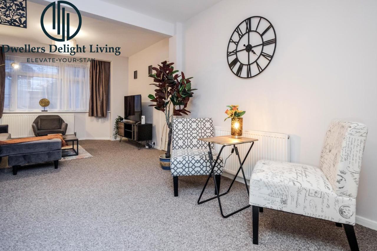 Dwellers Delight Living Ltd Serviced Accommodation Fabulous House 3 Bedroom, Hainault Prime Location ,Greater London With Parking & Wifi, 2 Bathroom, Garden Chigwell Extérieur photo