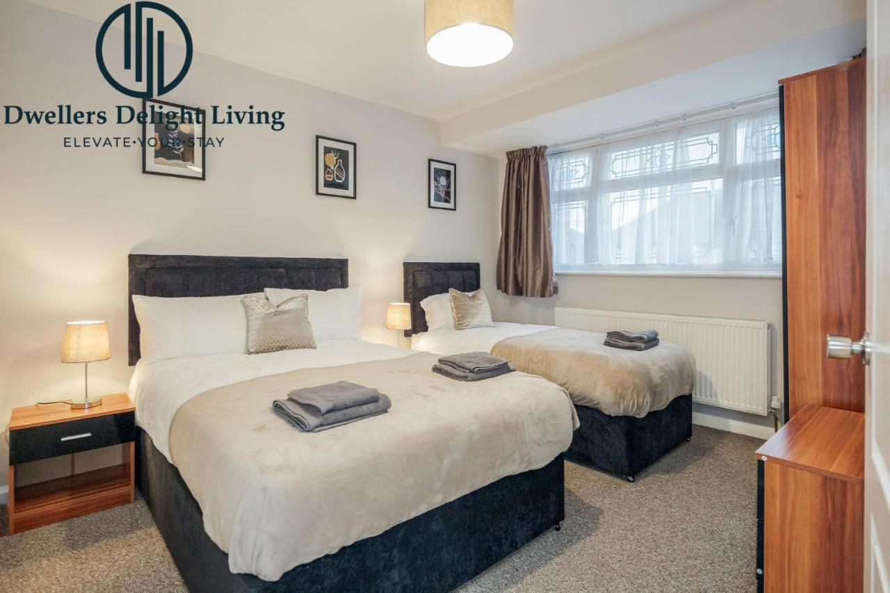 Dwellers Delight Living Ltd Serviced Accommodation Fabulous House 3 Bedroom, Hainault Prime Location ,Greater London With Parking & Wifi, 2 Bathroom, Garden Chigwell Extérieur photo