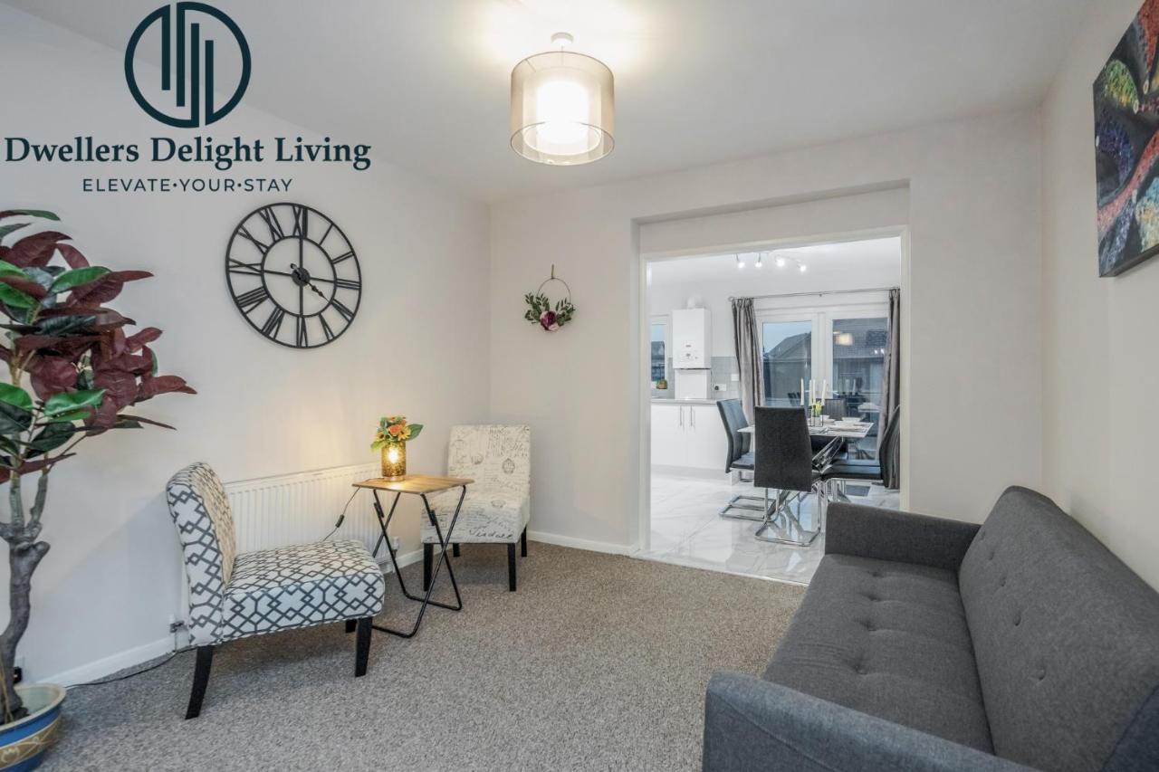 Dwellers Delight Living Ltd Serviced Accommodation Fabulous House 3 Bedroom, Hainault Prime Location ,Greater London With Parking & Wifi, 2 Bathroom, Garden Chigwell Extérieur photo