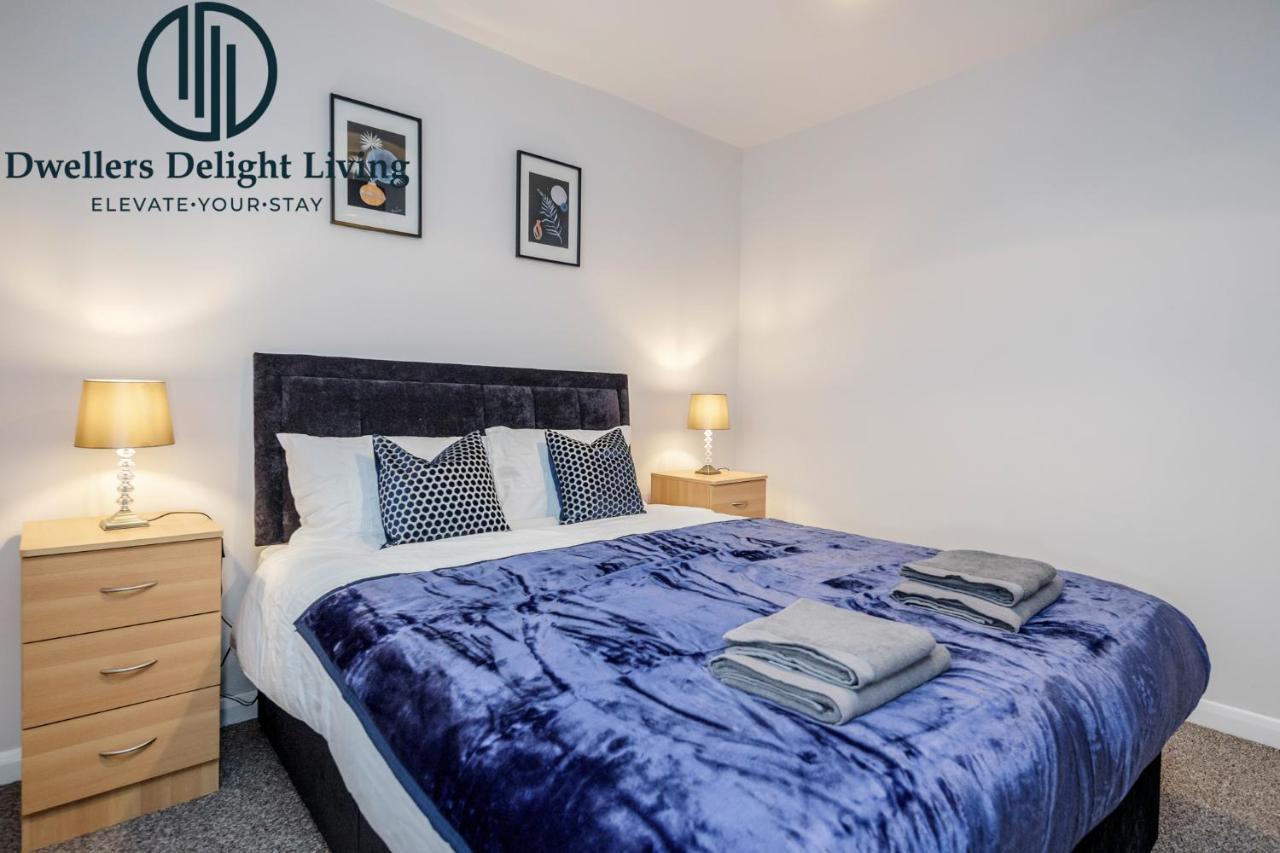 Dwellers Delight Living Ltd Serviced Accommodation Fabulous House 3 Bedroom, Hainault Prime Location ,Greater London With Parking & Wifi, 2 Bathroom, Garden Chigwell Extérieur photo