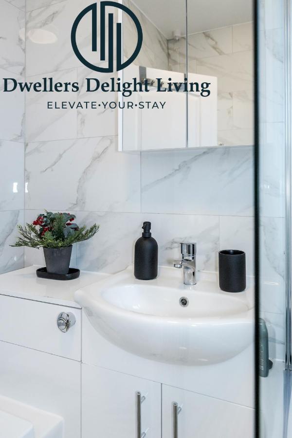 Dwellers Delight Living Ltd Serviced Accommodation Fabulous House 3 Bedroom, Hainault Prime Location ,Greater London With Parking & Wifi, 2 Bathroom, Garden Chigwell Extérieur photo