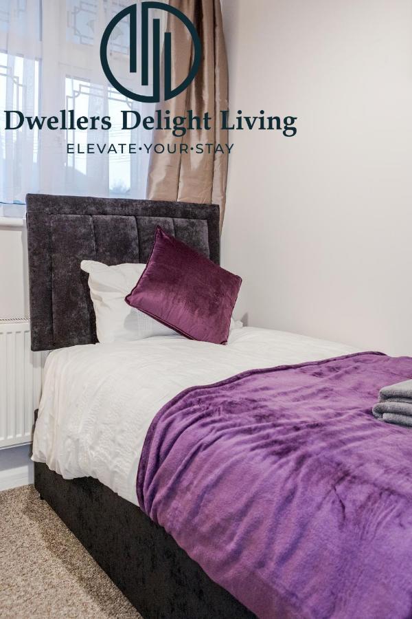 Dwellers Delight Living Ltd Serviced Accommodation Fabulous House 3 Bedroom, Hainault Prime Location ,Greater London With Parking & Wifi, 2 Bathroom, Garden Chigwell Extérieur photo