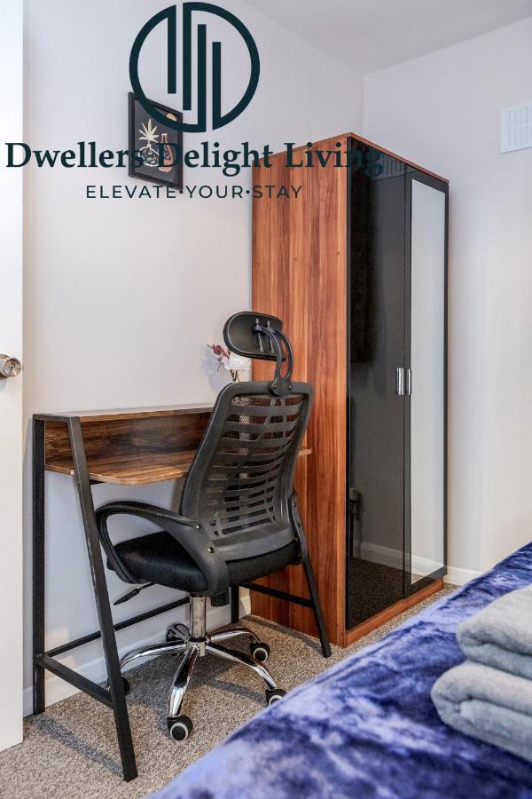Dwellers Delight Living Ltd Serviced Accommodation Fabulous House 3 Bedroom, Hainault Prime Location ,Greater London With Parking & Wifi, 2 Bathroom, Garden Chigwell Extérieur photo