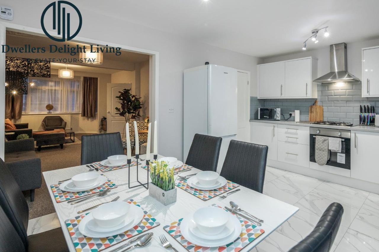 Dwellers Delight Living Ltd Serviced Accommodation Fabulous House 3 Bedroom, Hainault Prime Location ,Greater London With Parking & Wifi, 2 Bathroom, Garden Chigwell Extérieur photo