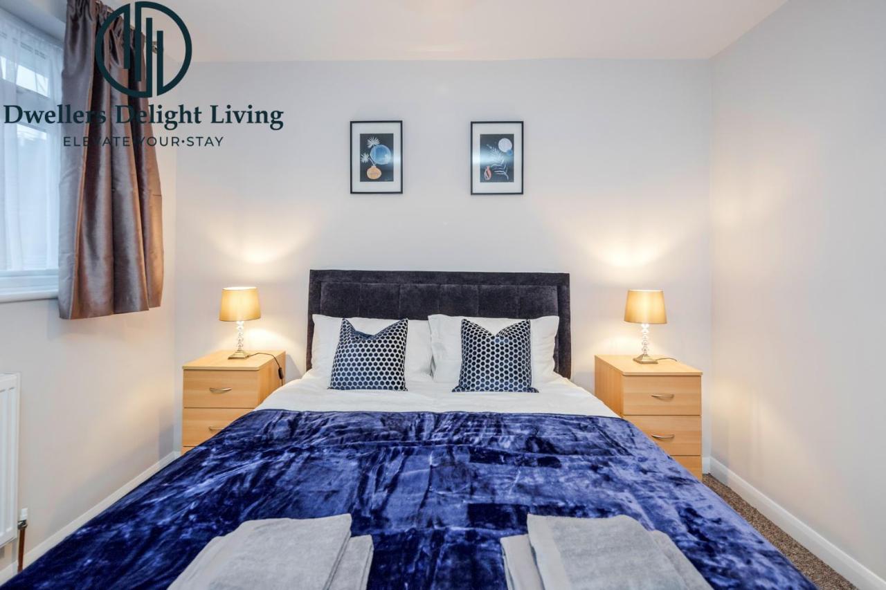 Dwellers Delight Living Ltd Serviced Accommodation Fabulous House 3 Bedroom, Hainault Prime Location ,Greater London With Parking & Wifi, 2 Bathroom, Garden Chigwell Extérieur photo