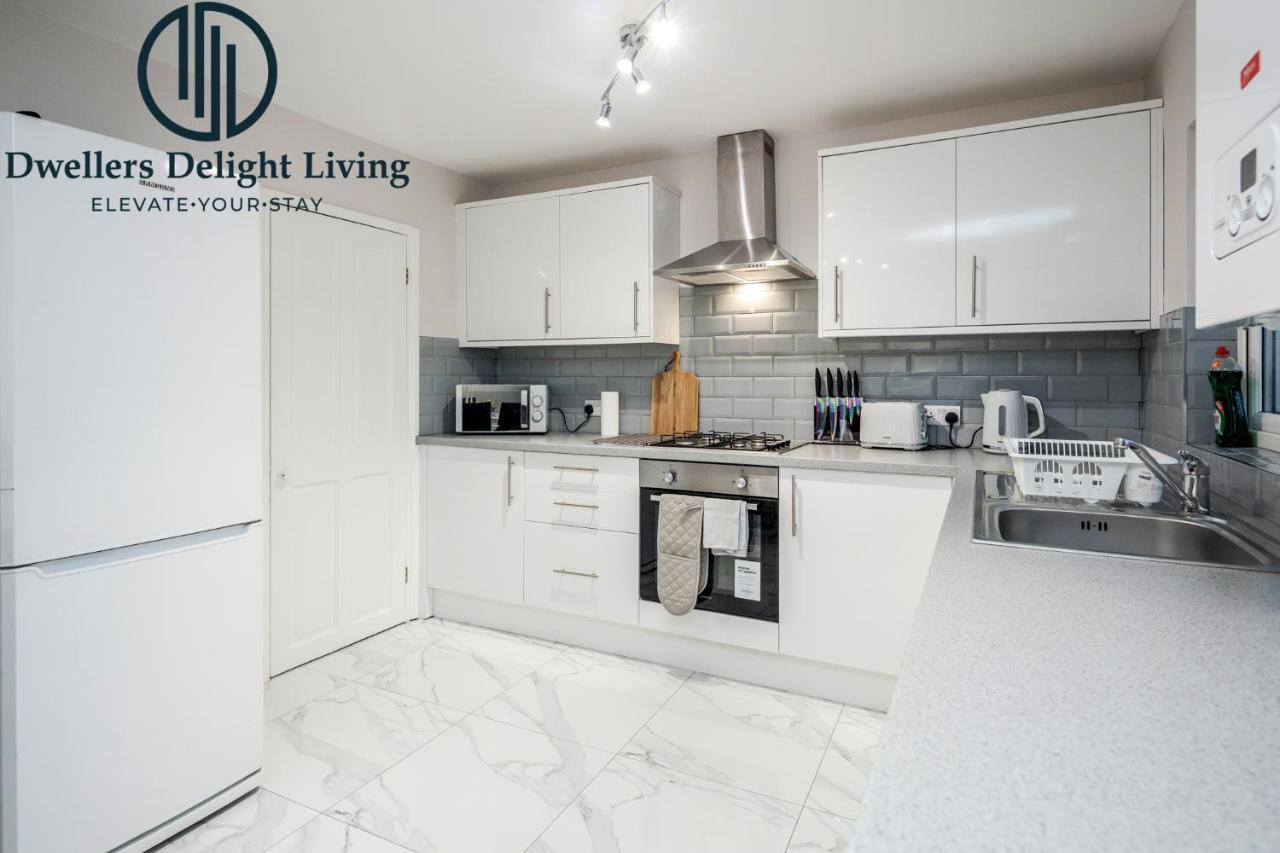 Dwellers Delight Living Ltd Serviced Accommodation Fabulous House 3 Bedroom, Hainault Prime Location ,Greater London With Parking & Wifi, 2 Bathroom, Garden Chigwell Extérieur photo