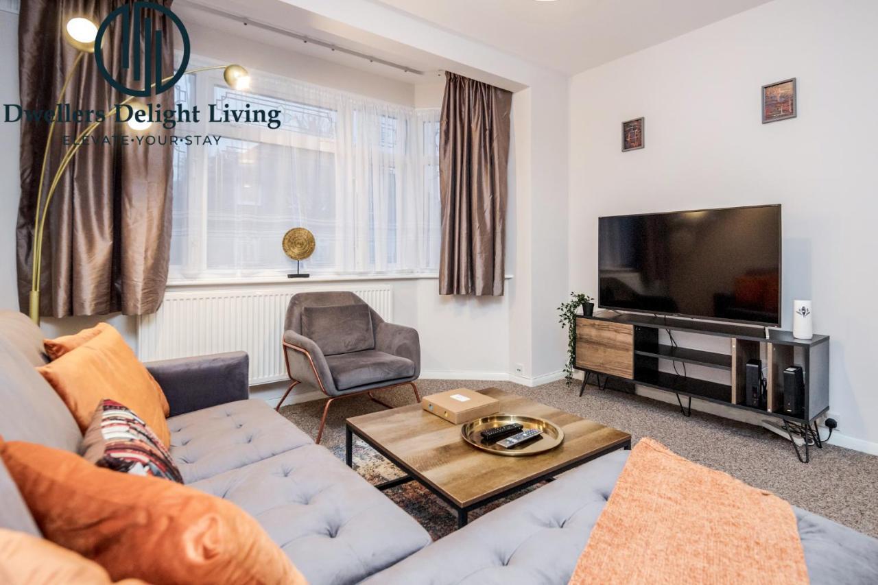 Dwellers Delight Living Ltd Serviced Accommodation Fabulous House 3 Bedroom, Hainault Prime Location ,Greater London With Parking & Wifi, 2 Bathroom, Garden Chigwell Extérieur photo
