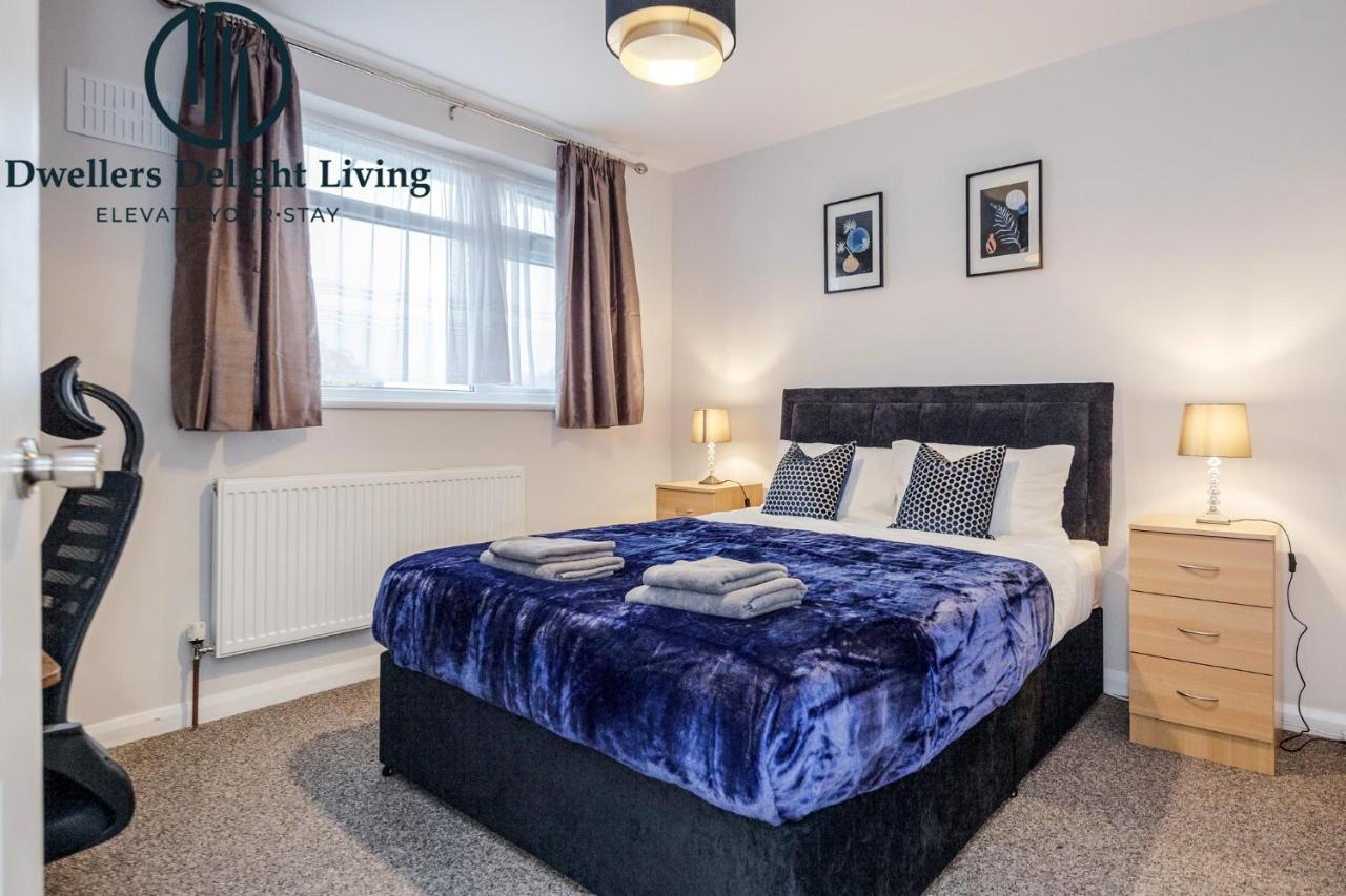Dwellers Delight Living Ltd Serviced Accommodation Fabulous House 3 Bedroom, Hainault Prime Location ,Greater London With Parking & Wifi, 2 Bathroom, Garden Chigwell Extérieur photo