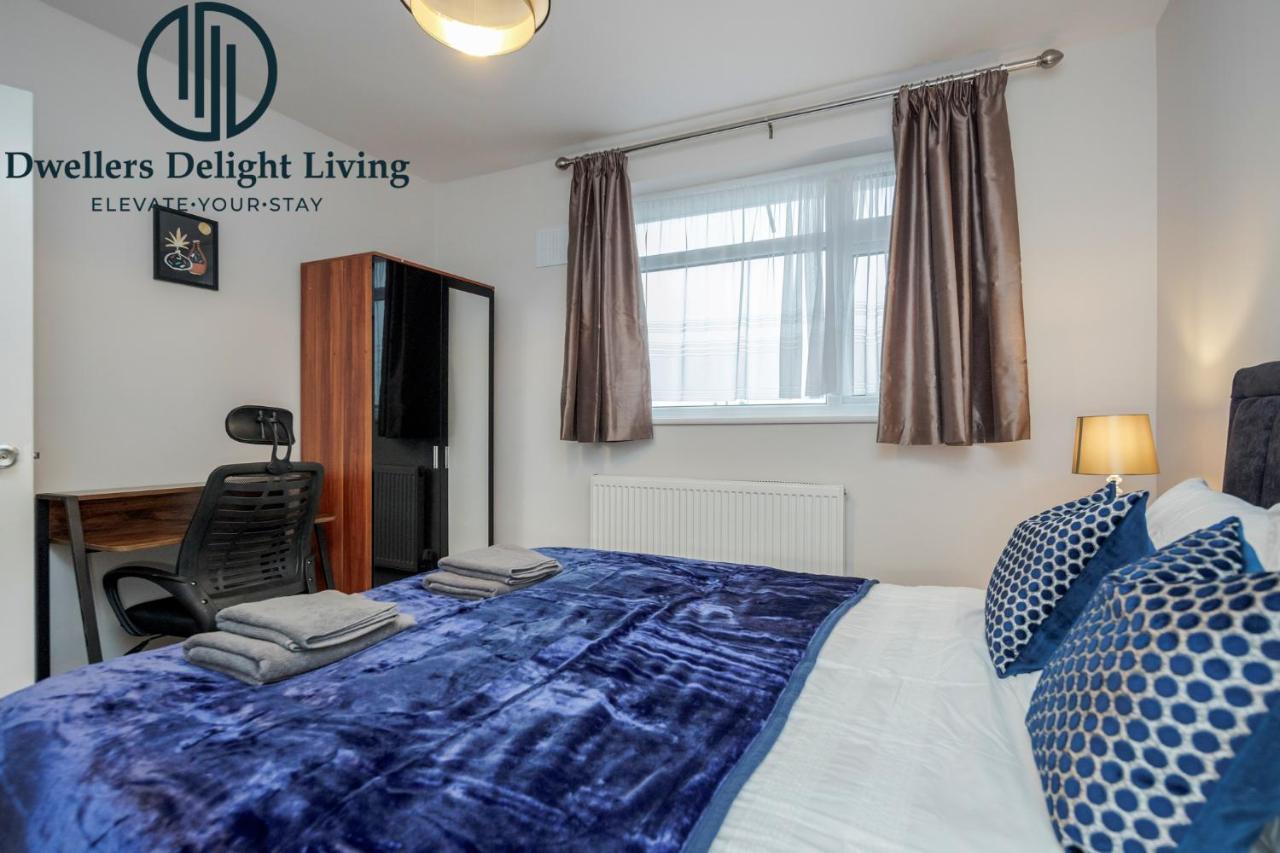Dwellers Delight Living Ltd Serviced Accommodation Fabulous House 3 Bedroom, Hainault Prime Location ,Greater London With Parking & Wifi, 2 Bathroom, Garden Chigwell Extérieur photo