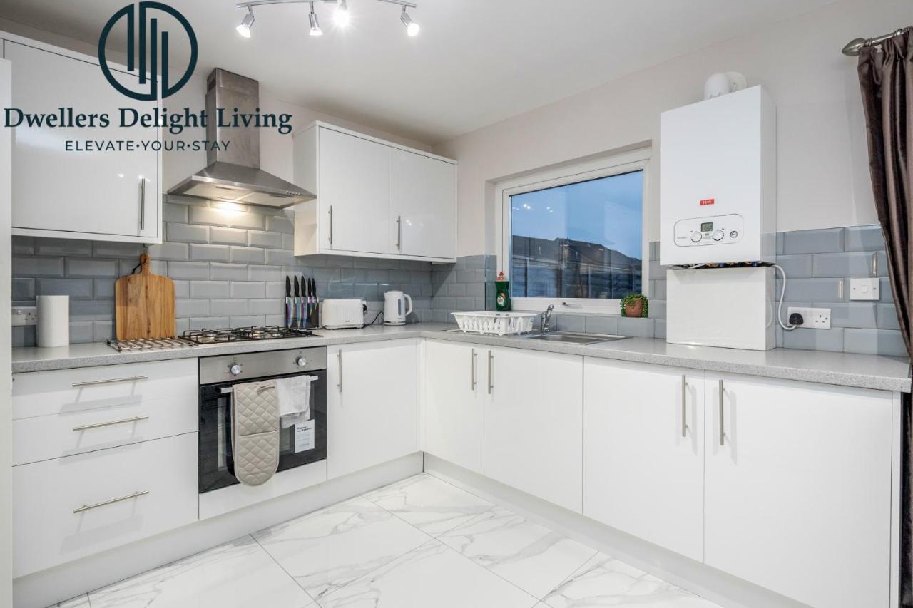 Dwellers Delight Living Ltd Serviced Accommodation Fabulous House 3 Bedroom, Hainault Prime Location ,Greater London With Parking & Wifi, 2 Bathroom, Garden Chigwell Extérieur photo