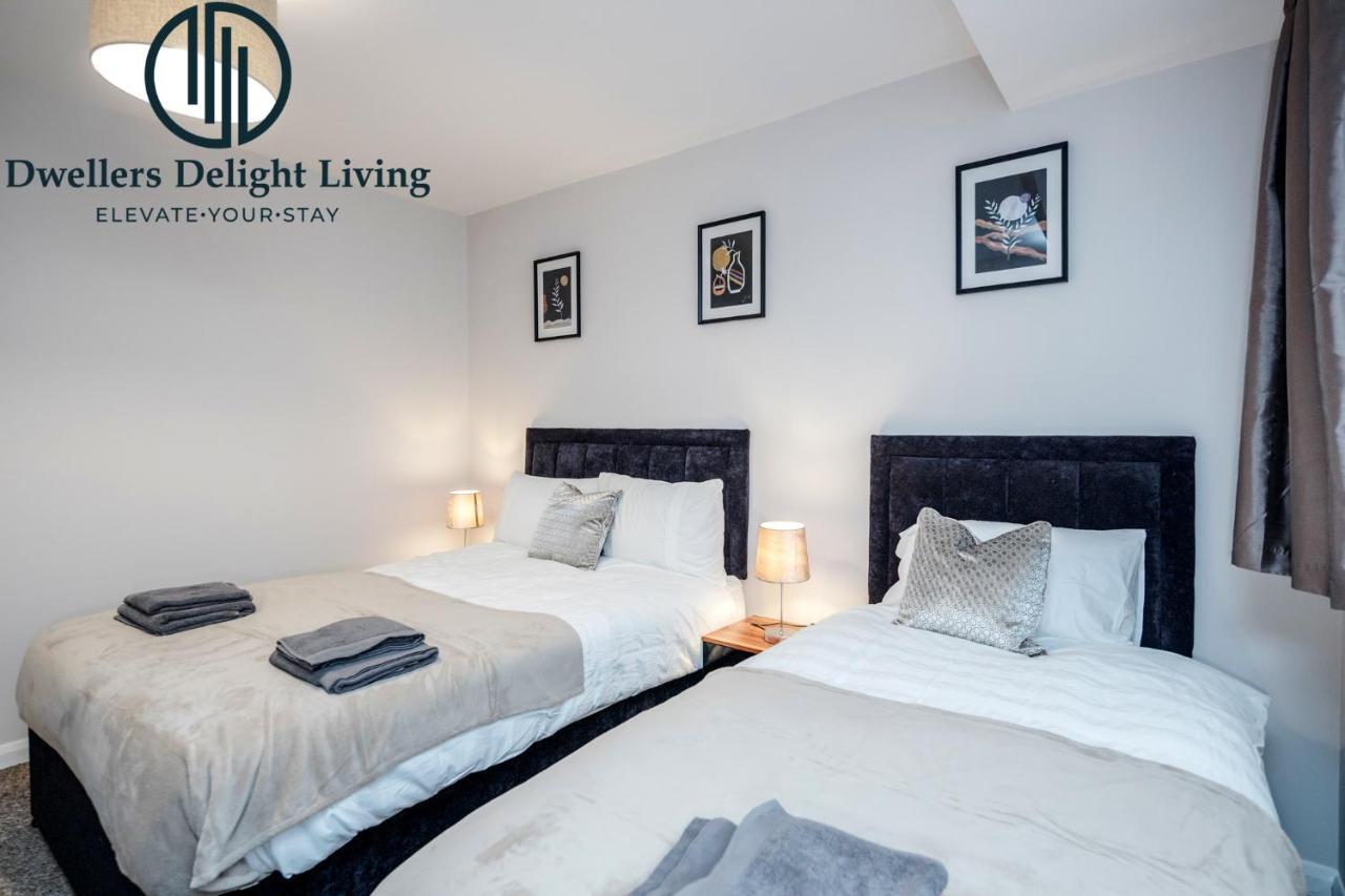 Dwellers Delight Living Ltd Serviced Accommodation Fabulous House 3 Bedroom, Hainault Prime Location ,Greater London With Parking & Wifi, 2 Bathroom, Garden Chigwell Extérieur photo