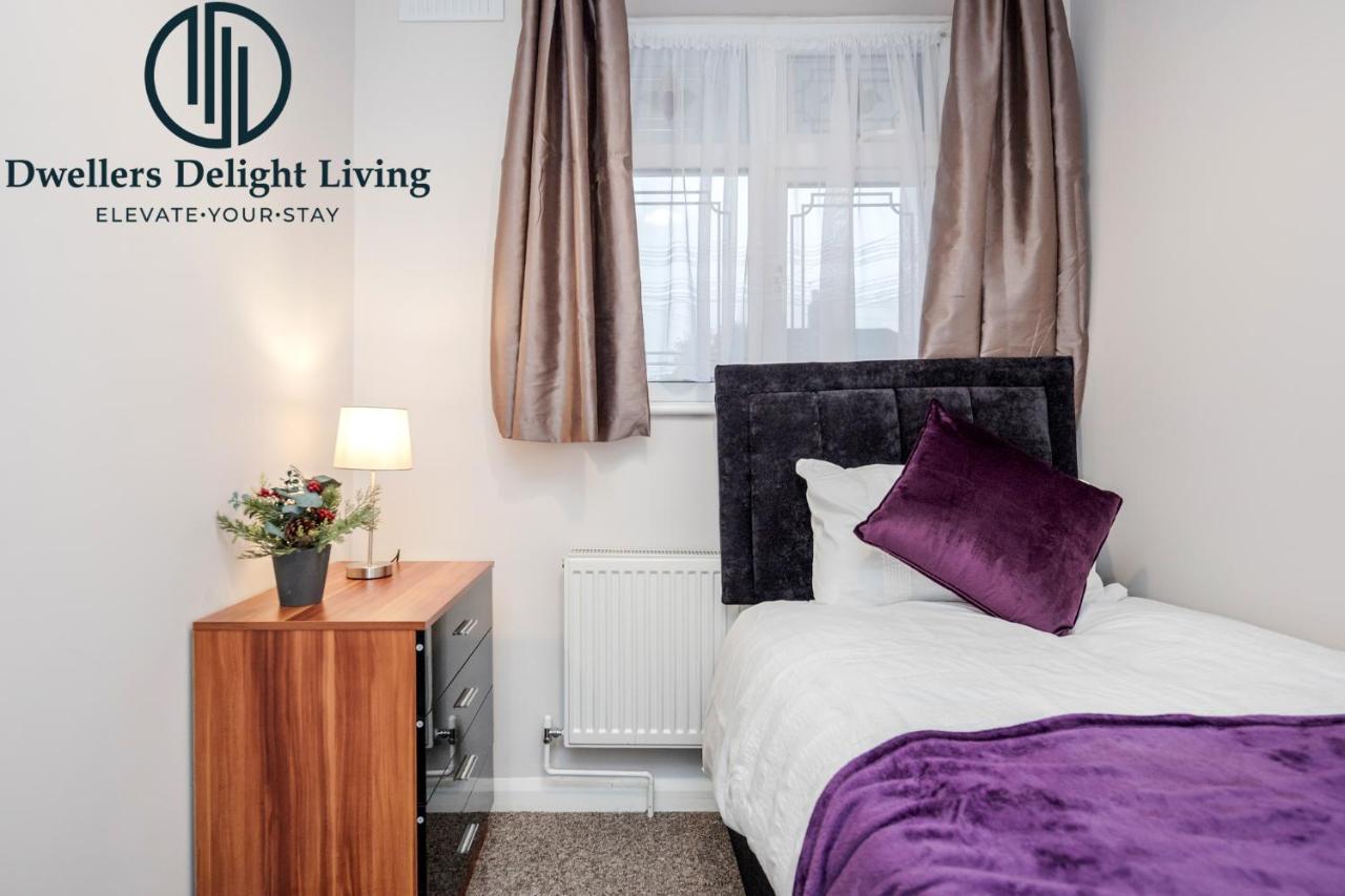 Dwellers Delight Living Ltd Serviced Accommodation Fabulous House 3 Bedroom, Hainault Prime Location ,Greater London With Parking & Wifi, 2 Bathroom, Garden Chigwell Extérieur photo