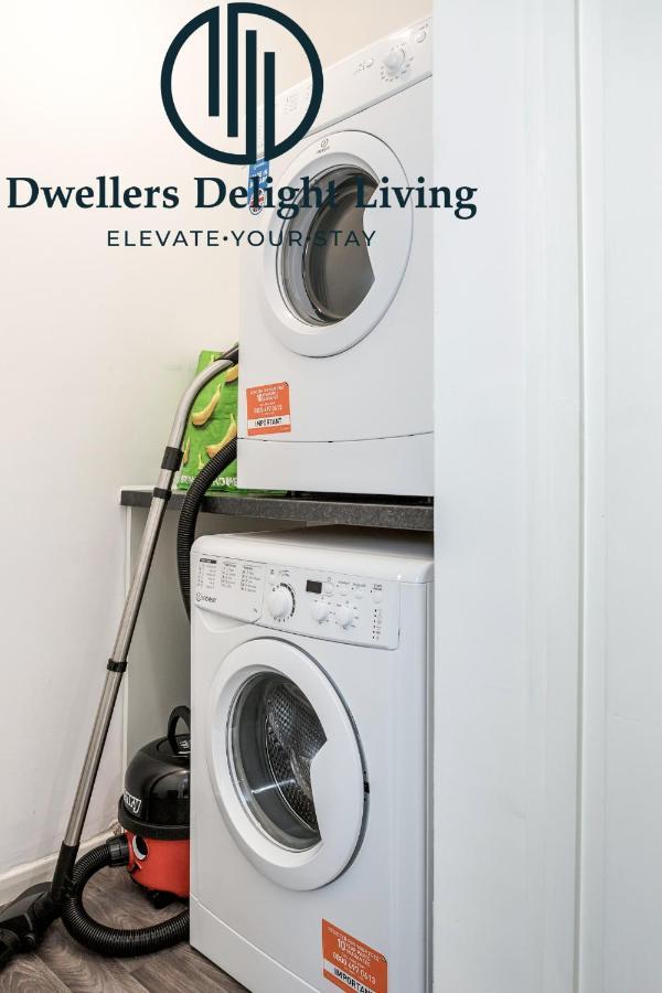 Dwellers Delight Living Ltd Serviced Accommodation Fabulous House 3 Bedroom, Hainault Prime Location ,Greater London With Parking & Wifi, 2 Bathroom, Garden Chigwell Extérieur photo