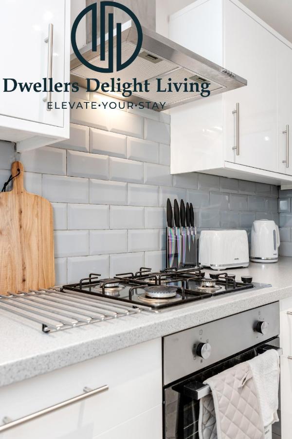Dwellers Delight Living Ltd Serviced Accommodation Fabulous House 3 Bedroom, Hainault Prime Location ,Greater London With Parking & Wifi, 2 Bathroom, Garden Chigwell Extérieur photo