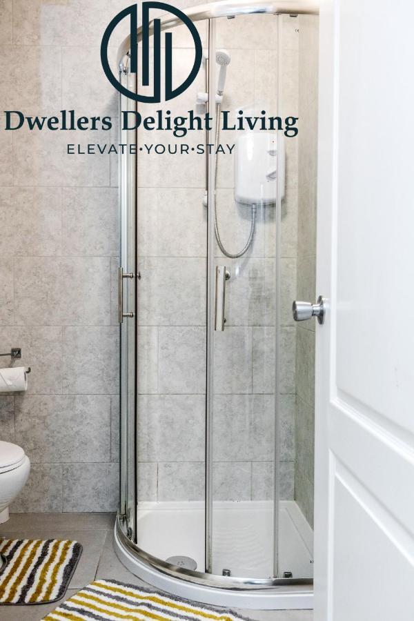 Dwellers Delight Living Ltd Serviced Accommodation Fabulous House 3 Bedroom, Hainault Prime Location ,Greater London With Parking & Wifi, 2 Bathroom, Garden Chigwell Extérieur photo