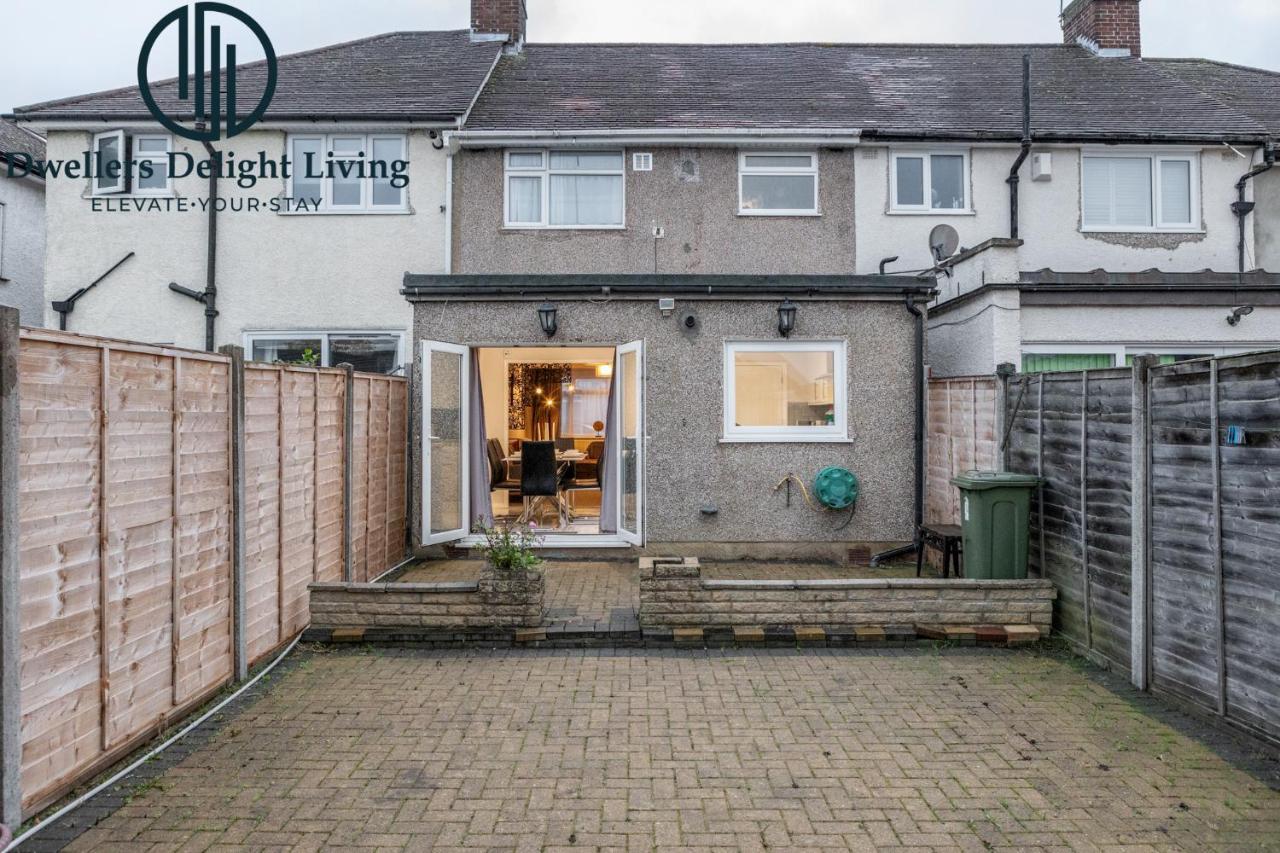 Dwellers Delight Living Ltd Serviced Accommodation Fabulous House 3 Bedroom, Hainault Prime Location ,Greater London With Parking & Wifi, 2 Bathroom, Garden Chigwell Extérieur photo